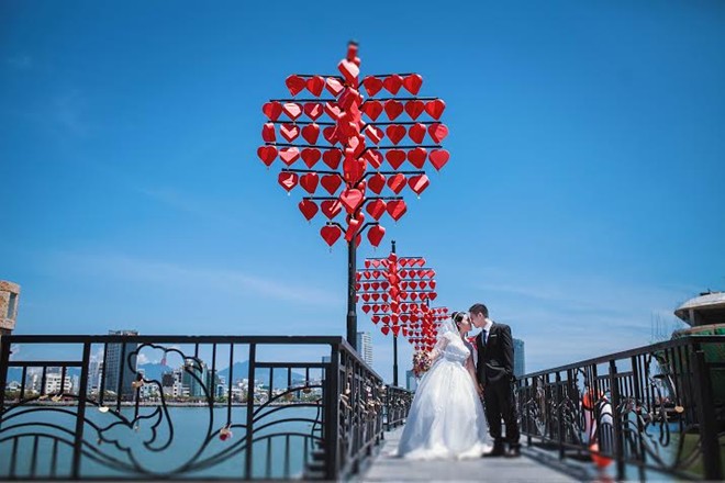 Chụp ảnh cưới tại Đà Nẵng - Cầu tình yêu